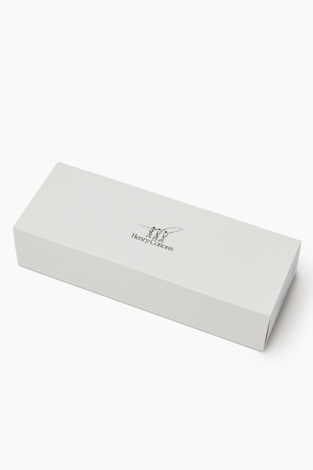 캐주얼한 스타일의 3족 세트 피셔맨 자수 양말입니다. 부드러운 면과 스판덱스 혼방 소재로 제작되어 편안한 착용감을 선사하며, 발목 부분은 스판사를 적용하여 흘러내림을 방지합니다. 그레이와 블랙 두 가지 색상으로 구성되어 다양한 룩에 활용하기 좋으며, 스트라이프 패턴과 피셔맨 자수 디테일이 돋보입니다. 바닥면에는 로고 실리콘 논슬립 프린팅을 적용하여 미끄럼 방지 기능을 더했으며, 통기성이 우수하여 가을, 겨울철 데일리룩, 집콕룩, 동네 마실룩 등 다양한 상황에서 활용하기 좋습니다.
