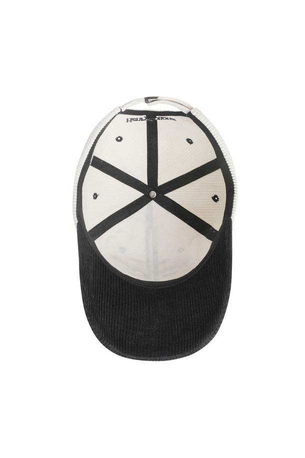 가을, 겨울 시즌에 어울리는 코듀로이 투톤 볼캡입니다. 부드러운 촉감의 코듀로이와 면 혼방 소재로 제작되어 편안한 착용감을 선사합니다. 오프화이트와 블랙 두 가지 색상으로 출시되어, 어떤 스타일에도 매치하기 용이하며, 투톤 디자인으로 포인트를 더했습니다. 깊은 모자 깊이와 챙 넓이, 후면 밴드 사이즈 조절 기능으로 편안하게 착용할 수 있습니다. 캐주얼, 미니멀, 클래식 등 다양한 스타일을 연출할 수 있어, 동네 마실룩, 가을 나들이룩, 겨울 데일리룩에 활용하기 좋습니다.
