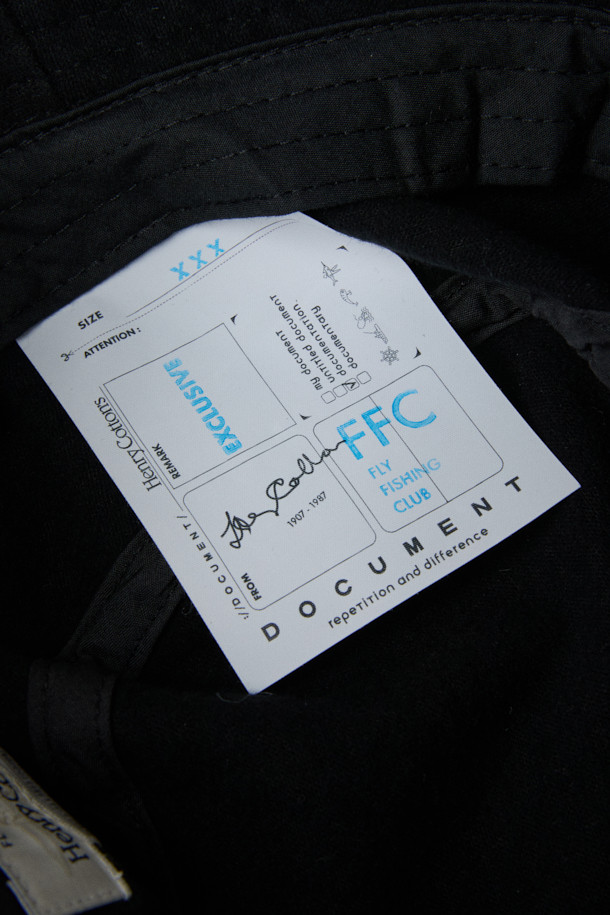 FFC x 도큐먼트 버킷햇은 FFC와 Document의 콜라보레이션으로 탄생한 모자입니다. 몰스킨 코튼 혼방 원단을 사용하여 부드러운 촉감과 편안한 착용감을 제공하며, 일상, 여행, 산책 등 다양한 TPO에 활용하기 좋습니다. 무지 디자인에 블랙 컬러로 어떤 스타일에도 잘 어울리며, 캐주얼, 미니멀, 클래식 스타일을 즐겨 입는 분들께 추천합니다. 일반적인 모자 깊이와 챙 넓이로 제작되어 유행을 타지 않고 오랫동안 착용할 수 있습니다. 라벨 장식이 돋보이는 버킷햇으로, 여름, 가을, 겨울철 데일리룩에 포인트를 더해보세요.

