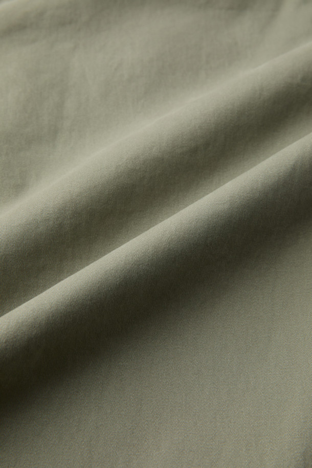 [온라인 단독] 가을 아티보(Attivo) 팬츠는 가을과 초겨울에 적합한 남성용 캐주얼 테이퍼드 핏 팬츠입니다. 부드러운 면과 스판덱스 혼방 소재로 제작되어 편안한 착용감을 선사하며, 카키와 베이지 두 가지 색상으로 출시되었습니다. 허리밴딩으로 편안함을 더하고, 허벅지 부분에 여유를 주어 활동성을 높였습니다. 넉넉한 수납을 위한 양쪽 사이드 포켓과 뒷 포켓이 있으며, 캐주얼, 미니멀, 클래식 스타일의 출근룩으로 활용하기 좋습니다. 아티보(Attivo) 핏으로 완성된 이 팬츠는 일상과 캐주얼한 상황 모두에 잘 어울립니다.
