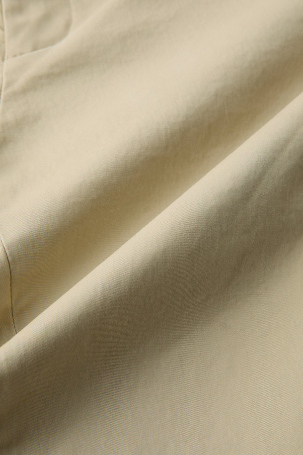 [온라인 단독] 가을 아티보(Attivo) 팬츠는 캐주얼, 미니멀, 클래식 스타일을 아우르는 남성용 바지입니다. 면과 스판덱스 혼방 소재로 제작되어 부드러운 촉감과 편안한 착용감을 선사하며, 가을 및 초겨울에 적합합니다. 허리 뒷단 밴딩 처리로 활동성을 높였으며, 테이퍼드 핏에 허벅지 부분 여유를 두어 편안함을 더했습니다. 베이지 색상의 무지 디자인으로 다양한 상의와 매치하기 좋으며, 출근룩 및 비즈니스 캐주얼 스타일에도 활용 가능합니다. 양 사이드 포켓과 뒷 포켓으로 실용성을 높인 레귤러핏 긴바지입니다.
