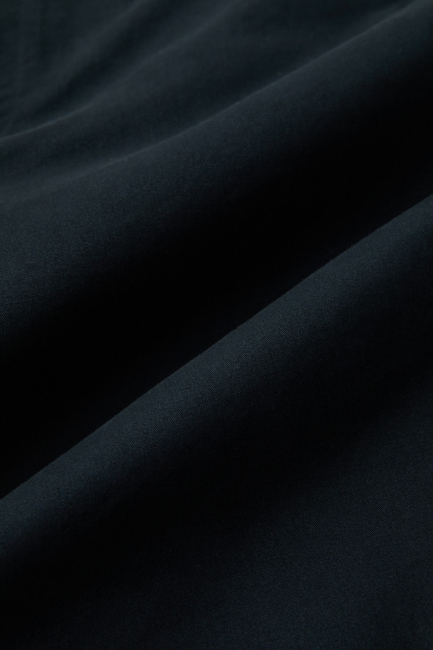 온라인 단독으로 선보이는 가을 아티보(Attivo) 팬츠입니다. 부드러운 면, 스판 혼방 소재로 제작되어 편안한 착용감을 선사하며, 가을과 초겨울까지 활용 가능한 두께감으로 실용적입니다. 허리 뒷단 밴딩 처리로 활동성을 높였으며, 허벅지 부분에 여유를 주어 편안한 레귤러핏 테이퍼드 스타일을 연출합니다. 무지 디자인에 블랙 컬러로 어떤 상의와도 쉽게 매치 가능하며, 양 사이드 및 뒷 포켓 디테일로 실용성을 더했습니다. 출근룩, 비즈니스 캐주얼은 물론 캐주얼, 미니멀, 클래식 스타일까지 폭넓게 소화 가능한 아이템입니다.
