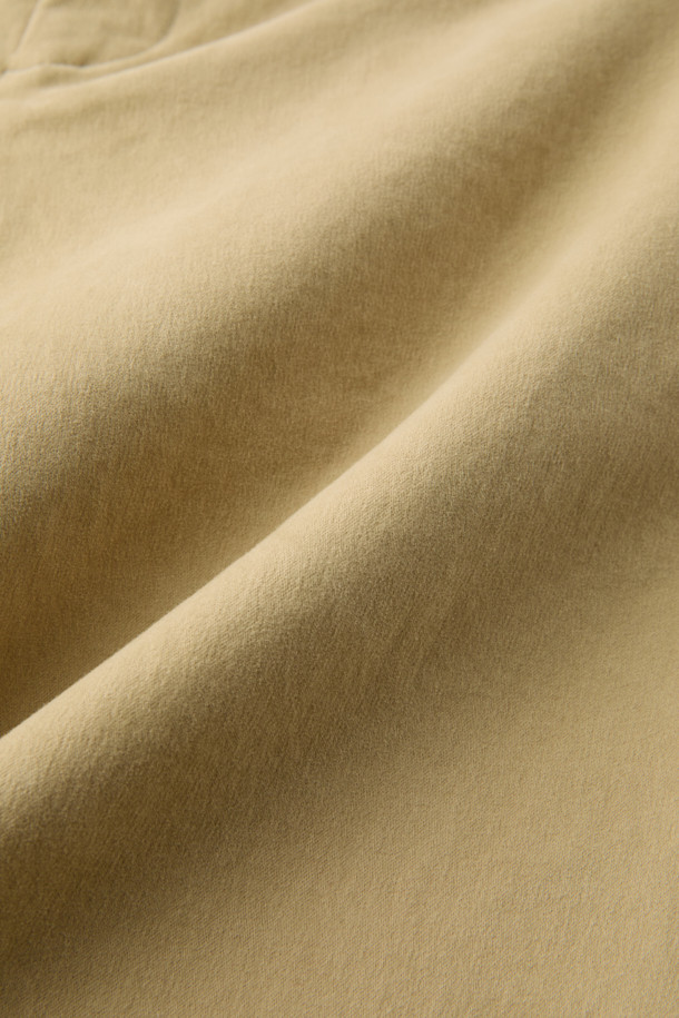 [온라인 단독] Winter 아티보(Attivo) 팬츠는 부드러운 촉감의 면, 스판, 기모 혼방 소재로 제작되어 겨울철 따뜻함을 선사합니다. 허벅지 부분은 여유롭고 종아리로 갈수록 좁아지는 테이퍼드 핏으로, 편안하면서도 세련된 실루엣을 연출합니다. 뒷밴딩 처리와 양쪽 사이드 및 뒷 포켓 디테일로 편의성을 높였습니다. 베이직한 디자인에 무지 패턴과 레귤러핏으로 캐주얼, 미니멀, 클래식 등 다양한 스타일을 소화하며, 겨울 데일리룩, 산책룩, 집콕룩에 적합합니다.
