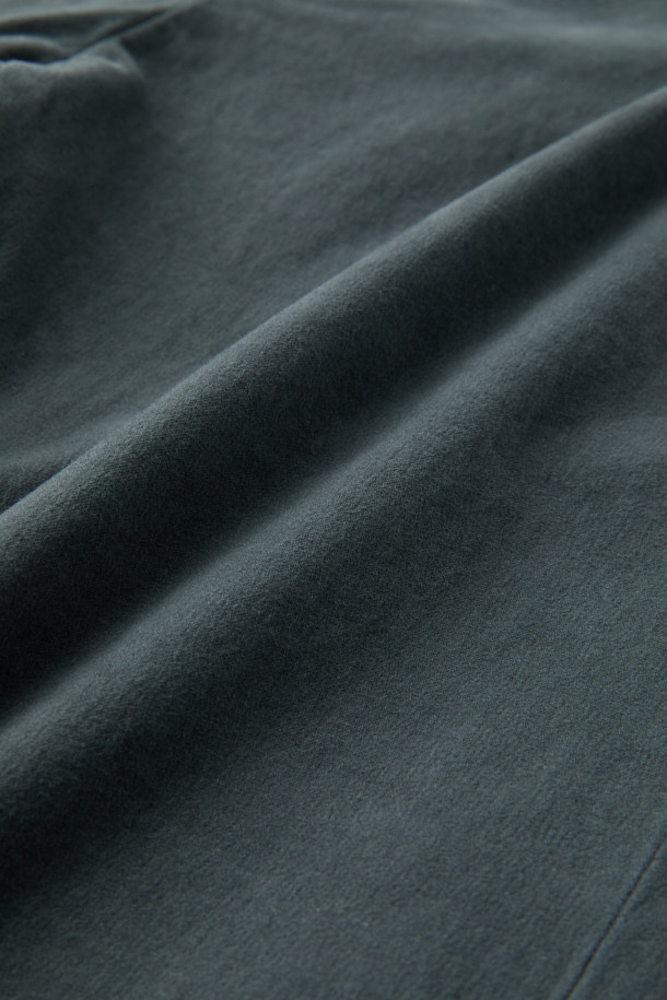 [온라인 단독] Winter 아티보(Attivo) 팬츠는 베이직하고 캐주얼한 스타일의 남성용 기모 팬츠입니다. 그레이 컬러에 긴 기장으로, 겨울철 일상생활과 출근, 캠핑룩에 적합합니다. 면, 스판덱스, 기모 혼방 소재로 제작되어 부드러운 촉감과 보온성을 제공합니다. 테이퍼드 핏에 뒷밴딩 처리로 편안함을 더했으며, 양쪽 사이드 포켓과 뒷 포켓으로 실용성을 높였습니다. 미니멀, 클래식 스타일을 선호하는 남성분들께 추천합니다.
