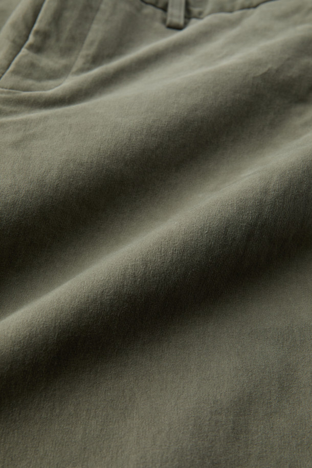 온라인 단독 [Winter 아티보(Attivo) 팬츠]는 추운 겨울에도 따뜻하고 스타일리시하게 연출할 수 있는 기모 테이퍼드 핏 팬츠입니다. 부드러운 면, 스판덱스 혼방 소재에 기모 안감을 더해 보온성을 높였으며, 은은한 카키 컬러의 무지 디자인으로 어떤 상의와도 쉽게 매치할 수 있습니다. 

뒷밴딩 처리로 편안한 착용감을 선사하며, 양쪽 사이드 포켓과 뒷 포켓 디테일로 실용성을 더했습니다. 출근룩, 모임룩 등 다양한 TPO에 활용 가능하며, 클래식, 미니멀, 캐주얼 스타일을 즐겨 입는 분들께 추천합니다. 두꺼운 두께감으로 겨울철에도 따뜻하게, 레귤러핏으로 편안하게 즐겨 입으세요.
