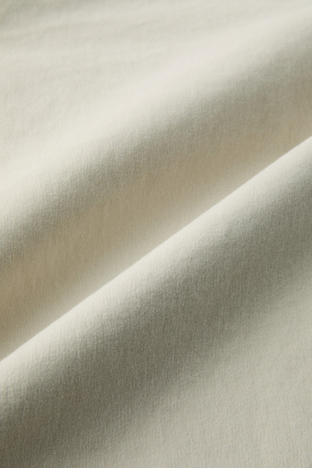 온라인 단독 [Winter 아티보(Attivo) 팬츠]는 겨울철 따뜻함과 스타일을 동시에 잡는 기모 팬츠입니다. 베이직 스타일의 테이퍼드 핏으로, 출근룩과 데이트룩 등 다양한 상황에 활용하기 좋습니다. 부드러운 촉감의 면, 스판덱스, 기모 혼방 소재로 제작되어 편안한 착용감을 선사합니다. 허리 뒷단 밴딩과 양쪽 사이드 포켓, 뒷 포켓 디테일로 실용성을 더했습니다. 베이지 컬러의 무지 디자인으로 미니멀, 클래식, 캐주얼 등 어떤 스타일에도 쉽게 매치할 수 있습니다.
