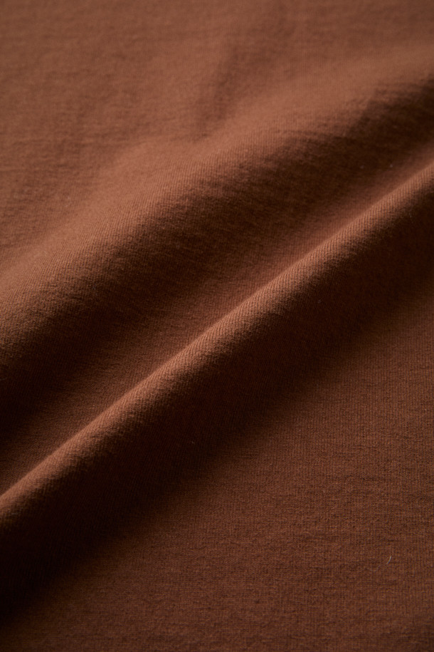 [Fly Fishing Club] 로고 롱 슬리브 티셔츠는 가을철 캐주얼 스타일을 완성하는 브라운 컬러의 긴팔 티셔츠입니다. 10수 면 원단을 사용하여 탄탄한 촉감을 선사하며, 루즈핏으로 편안하게 착용할 수 있습니다. 'Three Fishermen' 로고와 스탬프 프린트가 돋보이는 디자인으로, 일상, 피싱, 가을 나들이룩, 캠핑룩 등 다양한 TPO에 활용하기 좋습니다. 미니멀, 클래식 스타일을 선호하는 분들께 추천합니다.
