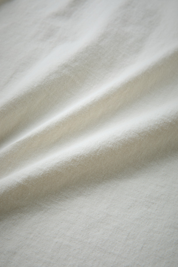 [Fly Fishing Club] 로고 롱 슬리브 티셔츠는 가을 나들이룩과 캠핑룩에 어울리는 캐주얼 스타일의 긴팔 티셔츠입니다. 차콜 컬러에 Three Fishermen 로고가 스탬프 프린트로 디자인되어 빈티지한 멋을 더합니다. 10수 면 원단으로 제작되어 요철감 있는 촉감을 선사하며, 루즈핏으로 편안하게 착용 가능합니다. 피그먼트 워싱 처리로 자연스러운 색감을 연출하며, 라운드넥 디자인으로 다양한 스타일 연출에 용이합니다. 미니멀, 워크웨어 스타일을 즐겨 입는 분들께 추천합니다.
