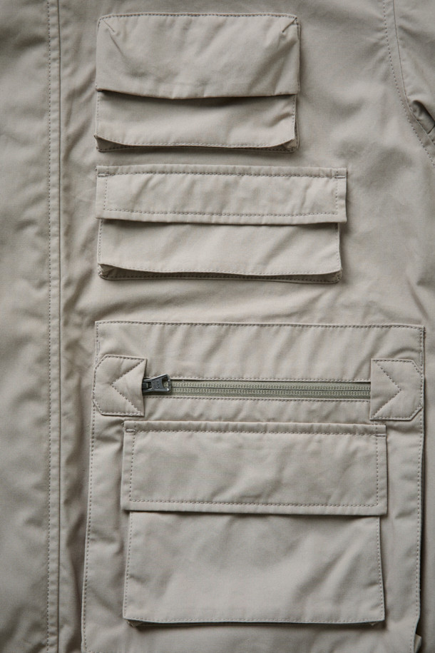 [Fly Fishing Club] 피셔맨 재킷(Ventile)은 가을 나들이룩, 여행룩, 산책룩에 어울리는 유틸리티 스타일의 남성용 아우터입니다. 베이지 색상의 무지 디자인에 루즈핏으로 편안함을 더했으며, 방수, 통기, 발수 기능을 갖춰 실용성을 높였습니다. 면 소재의 긴소매 피셔맨 코트 타입으로, 지퍼와 스냅 여밈 방식, 내장형 후드, 멀티 포켓, YKK 지퍼, 금속 스냅 등의 디테일이 돋보입니다. 내피 연결 스냅 고리와 통기성을 위한 디자인으로 가을철 워크웨어, 캐주얼, 미니멀 스타일을 즐기는 분들께 추천해 드립니다.
