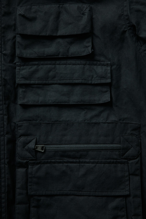 [Fly Fishing Club] 피셔맨 재킷 (왁스 코튼)은 헤리티지 감성과 빈티지 무드를 자아내는 아우터입니다. 왁스 코튼 소재로 제작되어 방수, 통기, 내구성이 뛰어나 가을철 나들이룩과 여행룩에 적합합니다. 블랙 컬러의 루즈핏 디자인으로, 멀티 포켓, 숨겨진 후드, YKK 지퍼, 립스탑 원단 등의 다양한 특징을 갖추었습니다. YKK 지퍼와 스냅 버튼으로 여밈이 가능하며, 긴소매 디자인으로 클래식, 워크웨어, 캐주얼 스타일 모두 소화 가능합니다. 내피 연결 스냅이 있어 실용성을 높였습니다.
