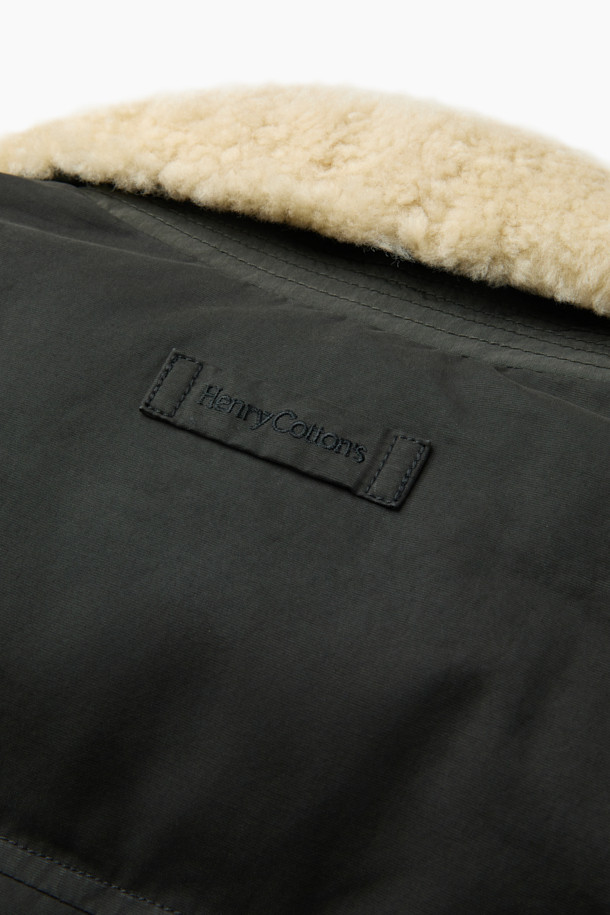 남성용 '스핏파이어(Spitfire)' 퀼팅 다운 점퍼입니다. 캐주얼, 미니멀, 클래식 스타일을 아우르는 블랙 컬러의 아우터로, 겨울철 출근룩과 여행룩에 적합합니다. 왁스 가공된 겉감과 무통 카라 탈부착이 가능하며, 소매 이너 립 커프스와 머스코비 다운 충전재를 사용하여 보온성을 높였습니다. 퀼팅 패턴과 컴포트핏으로 편안한 착용감을 제공하며, 두꺼운 두께감과 거친 촉감이 특징입니다. 집업 스타일의 긴 소매 다운점퍼로, 겨울철 당신의 스타일을 완성해 보세요.
