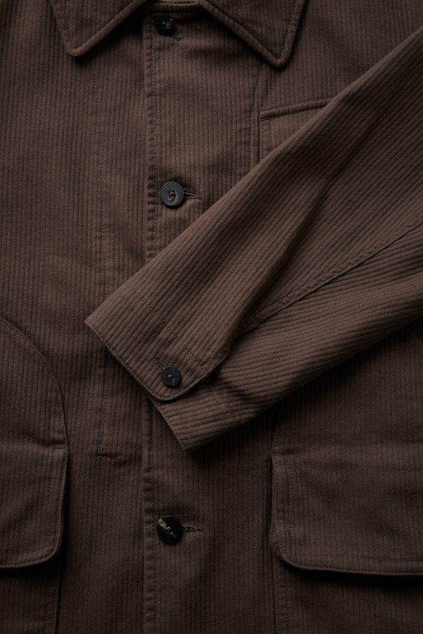 FFC x DOCUMENT (FFC x 도큐먼트) 이탈리안 코튼 피싱 재킷은 남녀 모두 착용 가능한 아우터입니다. 부드러운 촉감의 두꺼운 면 소재로 제작되었으며, 가을과 겨울에 따뜻하게 입을 수 있습니다. 세미 루즈 핏에 브라운 컬러, 무지 패턴으로 캐주얼, 클래식, 워크웨어 스타일을 연출하기 좋습니다. 입체 포켓 디자인과 가먼트 워싱 처리로 실용성을 더했으며, 레이어드하여 다양한 스타일을 시도할 수 있습니다. 가을 나들이룩이나 여행룩에 활용하기 좋은 피싱 재킷입니다.
