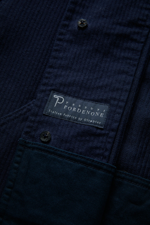 FFC x DOCUMENT (FFC x 도큐먼트) 이탈리안 코튼 피싱 재킷은 가을, 겨울 시즌에 어울리는 아우터입니다. 네이비 컬러의 무지 디자인으로, 유틸리티와 빈티지 무드를 동시에 연출할 수 있습니다. 이탈리아 올림피아스사 원단을 사용하여 부드러운 촉감을 자랑하며, 세미 루즈핏으로 편안하게 착용 가능합니다. 다양한 크기의 입체 포켓과 가먼트 워싱 처리, 레이어드 착용이 가능한 실용적인 디자인이 특징입니다. 가을 나들이룩, 겨울 데일리룩, 여행룩 등 다양한 시간, 장소, 상황에 맞춰 클래식, 미니멀, 워크웨어 스타일을 연출해보세요.