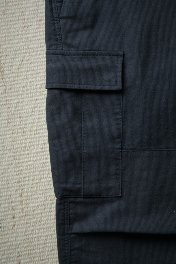 [Fly Fishing Club] 유틸리티 카고 팬츠는 가을, 겨울 시즌에 적합한 캐주얼 무드의 긴바지입니다. 100% 면 소재로 제작되어 편안한 착용감을 제공하며, 루즈핏으로 활동성을 높였습니다. 네이비 컬러의 무지 디자인에 카고 포켓과 무릎 주름 디테일이 돋보이며, 가먼트 워싱 처리로 빈티지한 스타일을 더했습니다. 스트링 밴딩으로 허리 사이즈 조절이 용이하며, 가을 나들이룩 또는 겨울 데일리룩에 매치하기 좋은 아이템입니다. 캐주얼, 미니멀, 워크웨어 스타일을 즐기는 분들께 추천합니다.
