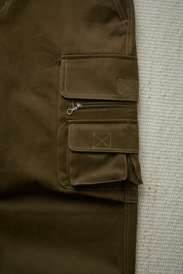 [Fly Fishing Club] 피셔맨 카고 팬츠는 가을, 겨울 계절에 어울리는 남녀 공용 카고 팬츠입니다. 카키, 올리브 두 가지 색상으로 제공되며, 일상, 피싱 활동에 모두 적합합니다. 빈티지하면서도 유틸리티한 스타일을 연출하며, 루즈핏의 긴 기장으로 편안한 착용감을 선사합니다. 고밀도 면 트윌 소재에 피치가공을 더해 부드러운 촉감을 자랑하며, 입체적인 카고 포켓, 무릎 절개 디테일, 밑단 스트링으로 스타일리시함을 더했습니다. 가을 나들이룩, 캠핑룩, 겨울 데일리룩 및 워크웨어, 캐주얼, 미니멀 스타일을 즐겨 입는 분들께 추천합니다.
