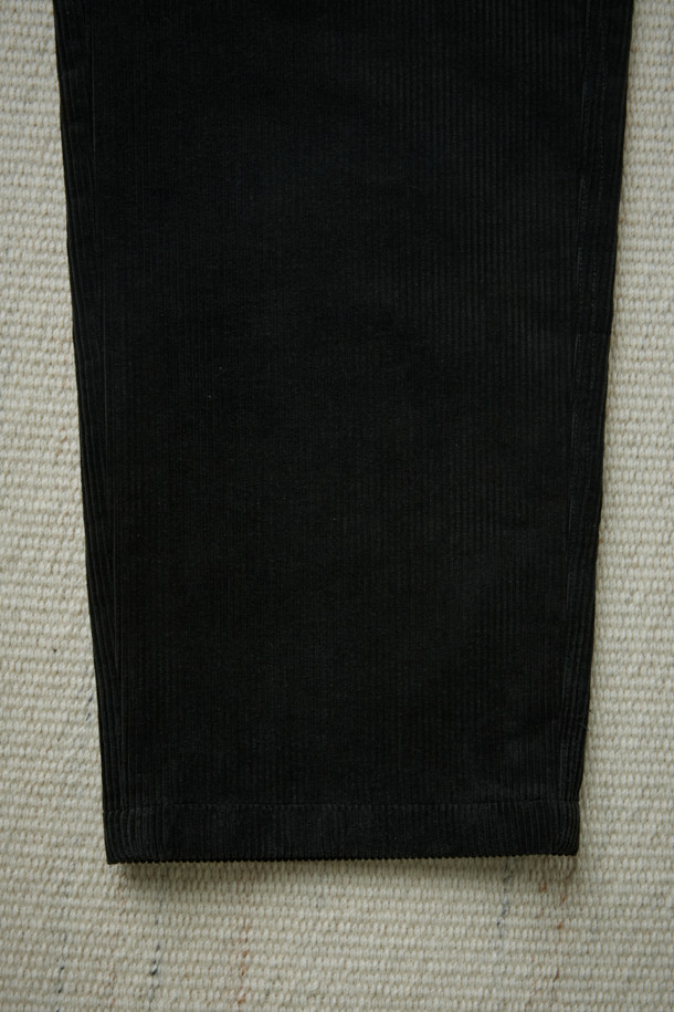 [Fly Fishing Club] 코듀로이 와이드 팬츠는 가을, 겨울 시즌 데일리룩을 위한 캐주얼, 미니멀, 클래식 스타일의 바지입니다. 두꺼운 두께감과 부드러운 촉감의 코듀로이와 면 혼방 소재로 제작되어 편안한 착용감을 선사합니다. 굵은 골 코듀로이 소재와 루즈핏 와이드 실루엣으로 트렌디함을 더했으며, 벨트 고리 하단 O링 디테일과 백 아웃포켓 디테일로 포인트를 주었습니다. 블랙 컬러의 무지 디자인으로 어떤 상의와도 쉽게 매치하여 다양한 스타일을 연출할 수 있습니다.
