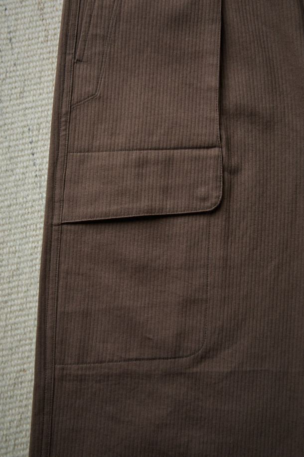 FFC (에프에프씨) x DOCUMENT (도큐먼트) 이탈리안 코튼 피싱 팬츠는 가을, 겨울 시즌에 어울리는 캐주얼하고 빈티지한 무드의 카고 팬츠입니다. 은은한 광택과 부드러운 촉감이 특징인 이탈리아 올림피아스社의 면 소재를 사용하여 편안한 착용감을 선사합니다. 루즈핏으로 제작되었으며, 6개의 기능적인 포켓 디테일과 가먼트 워싱 가공으로 실용성과 빈티지한 멋을 더했습니다. 피싱 자켓과 함께 셋업으로 착용하여 더욱 스타일리시한 가을 나들이룩, 캠핑룩을 연출할 수 있습니다.