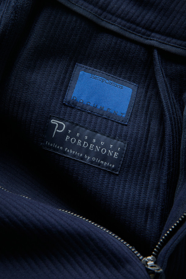 FFC x DOCUMENT (FFC x 도큐먼트)의 이탈리안 코튼 피싱 팬츠는 가을, 겨울 시즌 남성들을 위한 캐주얼 및 클래식 스타일의 긴 바지입니다. 부드러운 촉감의 이탈리아 올림피아스사 면 원단을 사용하여 편안한 착용감을 제공하며, 루즈핏으로 제작되었습니다. 여섯 개의 기능적인 포켓과 가먼트 워싱 처리로 실용성과 빈티지한 매력을 더했습니다. 네이비 컬러의 무지 디자인으로 다양한 상의와 매치하기 좋으며, 피싱 재킷과 함께 셋업 스타일링도 가능합니다. 가을 나들이룩, 겨울 데일리룩, 여행룩 등 폭넓은 시간과 장소와 상황에 활용할 수 있습니다.