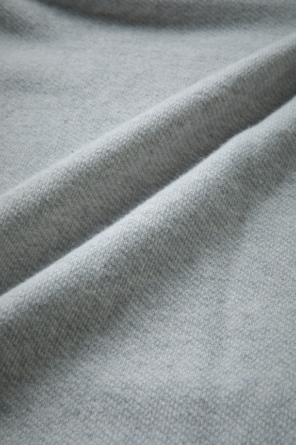 [Fly Fishing Club] 피셔맨 스웨트셔츠는 넉넉한 루즈핏으로 편안한 착용감을 선사합니다. 부드러운 면 소재에 두꺼운 두께감으로 가을, 겨울철 따뜻하게 입을 수 있으며, 캐주얼, 빈티지 스타일을 연출하기 좋습니다. 사선 쭈리 원단, 전면 아웃포켓, 넥 라인 V 거셋, 소매 엘보 패치, 사이드 립 패널 등의 디테일이 돋보입니다. 라운드넥 디자인에 무지 패턴의 그레이 컬러로 겨울 데일리룩, 집콕룩, 산책룩 등 다양한 TPO에 활용하기 좋은 아이템입니다.
