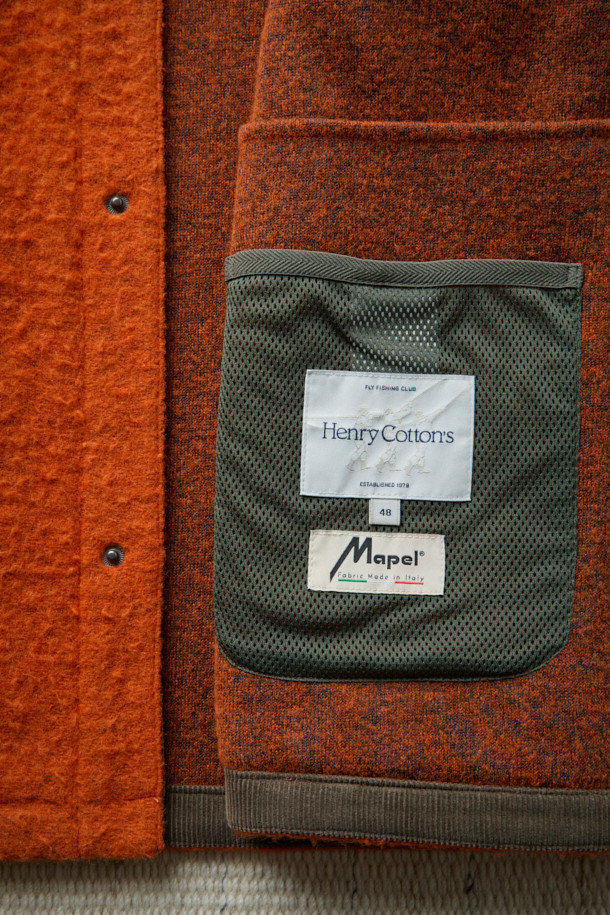 [Fly Fishing Club] 카젠티노 피싱 셔츠는 아웃도어 활동과 일상생활 모두에 어울리는 셔츠형 아우터입니다. 오렌지 컬러의 무지 디자인으로, 가을, 겨울 시즌에 따뜻하고 포근한 스타일을 연출합니다. 루즈핏으로 편안한 착용감을 제공하며, 부드러운 울 소재와 두꺼운 두께감으로 보온성을 높였습니다. 체스트 포켓, 사선 핸드 포켓, D-링 디테일, 코듀로이 포켓 배색, 더블 스티치 밑단 등 다양한 디테일이 돋보입니다. 피싱, 캠핑룩, 데일리룩 등 다양한 TPO에 클래식, 캐주얼, 워크웨어 스타일로 활용 가능하며, 발수 기능으로 쾌적함까지 더했습니다.
