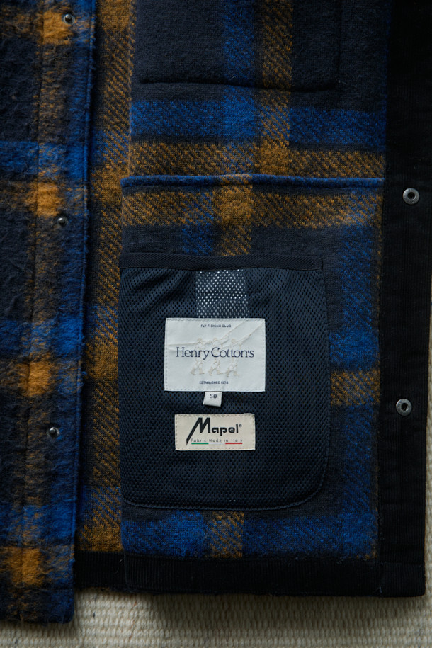 [Fly Fishing Club] 카젠티노 피싱 셔츠는 가을, 겨울에 어울리는 남성용 셔츠형 아우터입니다. 네이비, 로열블루, 오렌지 세 가지 색상으로 출시되었으며, 빈티지, 아웃도어, 워크웨어 스타일을 아우르는 매력을 지닙니다. 울 소재에 두꺼운 두께감과 부클 촉감을 더해 보온성을 높였으며, 긴 소매와 세미 루즈핏으로 편안한 착용감을 선사합니다. 체크 패턴과 체스트 포켓, 사선 핸드 포켓, D-링 디테일, 코듀로이 포켓 배색 등의 특징이 돋보이며, 스냅 여밈 방식과 생활 발수 기능으로 실용성을 더했습니다. 캠핑룩, 가을 나들이룩, 겨울 데일리룩 등 다양한 TPO에 워크웨어, 클래식, 캐주얼 무드로 활용하기 좋습니다.
