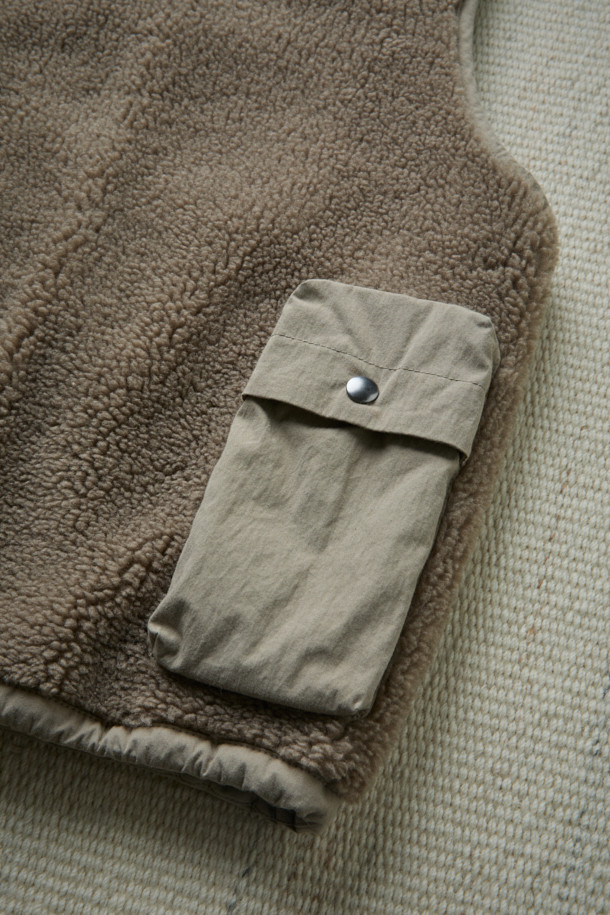 [Fly Fishing Club] 플리스 피싱 베스트는 가을, 겨울 시즌 남성 고객을 위한 아웃도어 및 캐주얼 스타일의 의류입니다. 베이지 및 카키 색상으로 출시되었으며, 플리스, 코튼, 나일론 혼방 소재로 제작되어 부드러운 촉감과 두꺼운 두께감으로 뛰어난 보온성을 제공합니다. 4개의 플랩 포켓, 사이드 히든 포켓, 밑단 스트링 조절, YKK METALUXE® 지퍼, D-링 디테일, 스탠드 칼라 등 다양한 특징을 갖춰 수납력과 실용성을 높였습니다. 루즈핏으로 편안한 착용감을 선사하며, 피싱, 아웃도어, 일상 등 다양한 TPO에 활용 가능하여 캠핑룩, 가을 나들이룩, 겨울 데일리룩 등 폭넓은 스타일 연출을 돕습니다.
