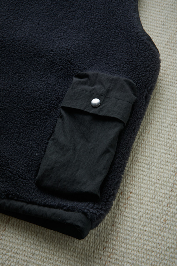 [Fly Fishing Club] 플리스 피싱 베스트는 가을, 겨울 시즌에 어울리는 아우터로, 캐주얼, 스포티, 고프코어 스타일을 연출하기 좋습니다. 부드러운 플리스 소재와 넉넉한 루즈핏으로 편안한 착용감을 선사하며, 보온 기능과 수납력을 갖춰 실용성을 더했습니다. 블랙 색상의 무지 패턴에 스탠드 칼라와 YKK METALUXE® 지퍼, D-링 디테일이 세련된 디자인을 완성합니다. 4개의 플랩 포켓, 사이드 히든 포켓, 밑단 스트링 조절 기능으로 수납력과 활동성을 높였으며, 가을 나들이룩, 캠핑룩, 겨울 데일리룩 등 다양한 TPO에 활용하기 좋습니다.
