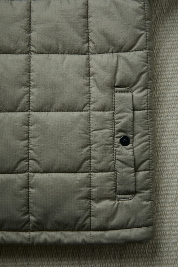 [Fly Fishing Club] 피셔맨 인슐레이션 재킷은 겨울, 가을 시즌을 위한 아웃도어, 캐주얼 스타일의 퀼팅 재킷입니다. 루즈핏으로 편안한 착용감을 제공하며, 하이넥 일체형 후드와 3M Thinsulate™ 충전재를 사용하여 보온성을 높였습니다. 발수 기능과 YKK 메인 지퍼, 소매 이밴드 등의 디테일로 기능성을 더했으며, 체스트/핸드 포켓과 사이드 슬릿 포켓으로 수납력을 높였습니다. 그레이 컬러의 나일론 소재로 제작되었으며, 캠핑룩, 산책룩 등 다양한 TPO에 활용 가능합니다. 캐주얼, 고프코어, 미니멀 스타일을 즐기는 고객에게 추천합니다.
