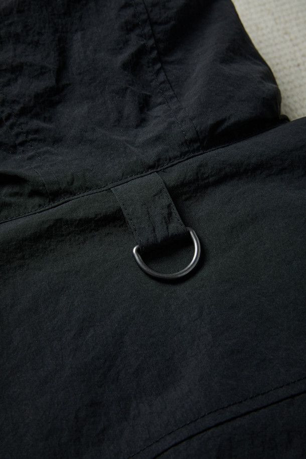 [Fly Fishing Club] 패딩 와딩 재킷은 클래식하고 아웃도어 스타일을 추구하는 남녀 모두를 위한 겨울철 필수 아이템입니다. 블랙 컬러의 루즈핏 셔츠형 재킷으로, 보온성과 경량성을 동시에 갖춘 것이 특징입니다. Primaloft® 충전재를 사용하여 뛰어난 보온력을 제공하며, 낚시 및 일상생활에서 활용하기 좋은 디자인입니다. 멀티 포켓, 소매 벨크로 스트랩, 밑단 스토퍼, 플랩 체스트 포켓, 곡선형 핸드 포켓, 4분할 기어 포켓 등 실용적인 디테일이 돋보입니다. 겨울 데일리룩, 캠핑룩, 여행룩 등 다양한 스타일에 매치하여 클래식, 고프코어, 캐주얼 무드를 연출할 수 있습니다.
