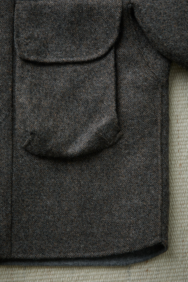 FFC x DOCUMENT(FFC x 도큐먼트) 울 핸드메이드 후드 파카는 가을과 겨울 시즌, 일상과 포멀한 스타일 모두 소화 가능한 아우터입니다. 세미 루즈핏으로 편안한 착용감을 제공하며, 부드러운 촉감의 두꺼운 울 소재로 제작되어 보온성을 높였습니다. 이탈리아 마니파투라 디 카르미냐노 社의 더블페이스 멜톤 원단을 사용하여 핸드메이드 마감의 고급스러움을 더했습니다. 멜란지 텍스처가 특징이며, 클래식, 미니멀, 캐주얼 등 다양한 스타일 연출에 용이합니다. 겨울 데일리룩, 출근룩, 모임룩에 활용하여 세련된 스타일을 완성해보세요.