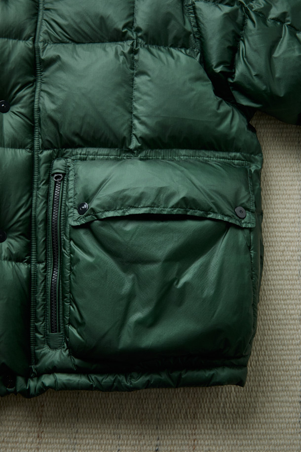 [Fly Fishing Club] 피셔맨 숏 다운 파카는 겨울철 아웃도어 활동, 피싱, 일상생활에서 폭넓게 활용 가능한 공용 다운 점퍼입니다. 클래식하고 아웃도어 스타일을 결합한 디자인으로, 숏 기장에 퀼팅 무늬를 더해 세련된 분위기를 연출합니다. 80/20 구스다운 충전재와 립스탑 원단, 방풍 및 발수 기능으로 뛰어난 보온성과 활동성을 제공하며, 하이넥 후드와 YKK 지퍼, 플랩 박스 포켓 등의 디테일이 돋보입니다. 루즈핏 디자인으로 겨울 데일리룩, 캠핑룩, 등산룩 등 다양한 스타일을 연출할 수 있으며, 소매 이밴드와 2단 스토퍼, 스트링 밑단으로 핏 조절이 용이합니다. 그린 컬러의 나일론 소재로 제작되어 부드러운 촉감을 선사합니다.
