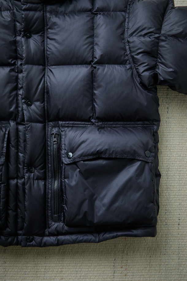 [Fly Fishing Club] 피셔맨 숏 다운 파카는 클래식과 아웃도어 스타일을 결합한 남녀 공용 다운점퍼입니다. 네이비 컬러의 숏 기장 파카로, 80/20 구스다운 충전재와 립스탑 나일론 원단을 사용하여 보온성과 내구성을 높였습니다. 방풍 및 발수 기능을 갖춰 겨울철 아웃도어 활동과 일상생활에서 쾌적하게 착용 가능하며, 탈부착 가능한 후드, 플랩 박스 포켓, 사이드 포켓, YKK 지퍼, 소매 이밴드, 스토퍼, 스트링 등의 디테일로 실용성을 더했습니다. 루즈핏 디자인으로 캠핑룩, 등산룩, 겨울 데일리룩 등 다양한 스타일 연출에 적합합니다.
