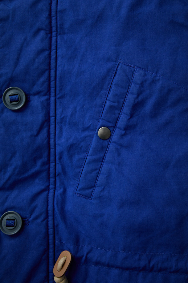 [Fly Fishing Club] 왁스 코튼 다운 파카는 겨울철 피싱, 아웃도어 활동, 그리고 일상생활에서 폭넓게 활용 가능한 남녀 공용 다운파카입니다. 클래식하고 빈티지한 스타일을 기반으로, 왁스 코튼 소재와 두꺼운 두께감으로 뛰어난 방풍, 보온, 발수 기능을 제공합니다. 루즈핏 디자인에 스탠드 칼라 후드, 리얼 무통(양털) 넥 패널, 입체 포켓, 지퍼 포켓, 밑단 스트링, 소매 조임 등 다양한 디테일을 더해 실용성을 높였습니다. 구스다운 충전재를 사용하여 보온성을 극대화했으며, 여행룩, 캠핑룩, 등산룩 등 다양한 TPO에 맞춰 클래식, 워크웨어, 고프코어 스타일을 연출할 수 있습니다.
