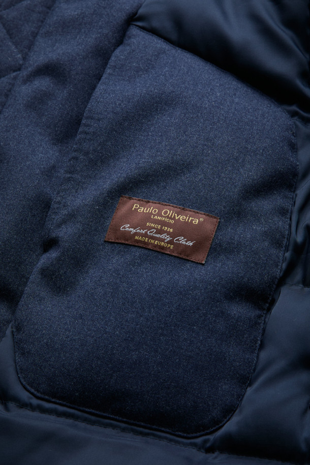 FFC x DOCUMENT(FFC x 도큐먼트) 테크니컬 울 구스다운 파카는 겨울철 데일리룩을 위한 클래식하고 미니멀한 스타일의 아우터입니다. 네이비 컬러의 무지 디자인으로, 울 소재 특유의 부드러운 촉감과 두꺼운 두께감이 특징입니다. 90/10 구스다운 충전재, 라글란 소매, 조절 가능한 스트링, 이중 포켓, 암홀 무 패치 디자인 등 디테일한 요소들이 돋보입니다. 보온, 방풍, 투습 기능을 갖춰 추운 날씨에도 쾌적하게 착용할 수 있습니다. 집업 방식으로 편안하게 여밀 수 있으며, 루즈핏으로 편안한 착용감을 선사합니다.
