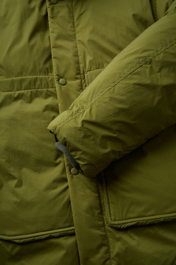 FFC x DOCUMENT (FFC x 도큐먼트) 피셔맨 셔팅 구스 다운 재킷은 겨울철 데일리룩에 적합한 미니멀하면서도 캐주얼한 스타일의 아우터입니다. 올리브 및 카키 색상으로 출시되었으며, 가볍고 따뜻한 구스다운 90/10 충전재를 사용하여 보온성과 경량성을 동시에 잡았습니다. 셔츠형 디자인에 투웨이 지퍼 여밈 방식과 입체 포켓 디테일을 더해 실용성을 높였으며, 여유 있는 어깨 라인과 루즈핏으로 편안한 착용감을 선사합니다. 부드러운 촉감의 나일론 소재로 제작되었으며, 긴 소매 기장과 두꺼운 두께감으로 추운 겨울에도 따뜻하게 입을 수 있습니다.
