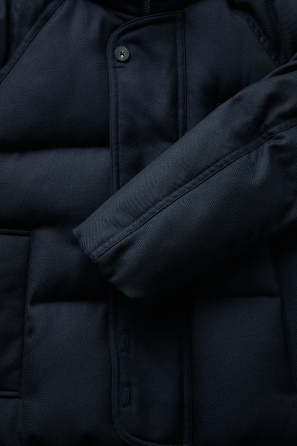 FFC x DOCUMENT (FFC x 도큐먼트) 울 헤비 다운 파카는 겨울철 데일리룩을 위한 클래식하고 미니멀한 스타일을 제안합니다. 부드러운 촉감의 울 소재로 제작되었으며, 두꺼운 두께감으로 뛰어난 보온성을 자랑합니다. 라글란 소매와 암홀 패널 설계를 통해 편안한 착용감을 제공하며, YKK 투웨이 지퍼, 허리 및 밑단 스트링, 내장형 후드 등의 디테일로 기능성을 더했습니다. 블랙 컬러의 무지 디자인으로 어떤 스타일에도 쉽게 매치할 수 있는 실용적인 다운 파카입니다.
