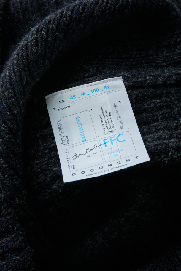 FFC x DOCUMENT (에프에프씨 x 도큐먼트) 터틀넥 피셔맨 스웨터는 겨울철 따뜻함과 클래식한 스타일을 선사합니다. 셔틀랜드 울 100% 원사를 사용하여 제작되었으며, 보온성과 통기성이 뛰어나 쾌적하게 착용할 수 있습니다. 앞판과 뒷판의 편직 방식에 차이를 두어 독특한 디자인을 완성했으며, 암홀 패널 디테일로 활동성을 높였습니다. 레귤러핏으로 제작되어 다양한 아우터와 레이어링하기 좋으며, 겨울 데일리룩, 데이트룩, 모임룩 등 다채로운 TPO에 활용할 수 있습니다. 네이비 색상으로 어떤 스타일에도 쉽게 매치할 수 있는 미니멀하고 캐주얼한 아이템입니다.
