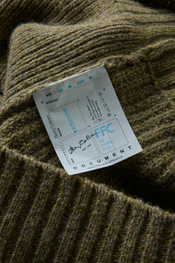 (FFC x DOCUMENT) 터틀넥 피셔맨 스웨터는 셔틀랜드 울 100% 원사를 사용하여 부드러운 촉감과 뛰어난 보온성을 자랑합니다. 클래식한 스타일의 케이블 패턴과 레귤러핏 디자인으로 제작되었으며, 겨울철 데일리룩, 데이트룩, 모임룩에 모두 잘 어울립니다. 모크넥과 터틀넥으로 연출 가능한 넥 라인, 긴 소매 기장으로 포근함을 더하며, 아우터와 함께 레이어링하여 다양한 스타일을 연출할 수 있습니다. 베이지, 브라운 두 가지 색상으로 출시되었으며, 가슴둘레 115cm로 11월부터 2월까지 착용하기 좋습니다.
