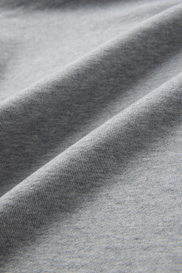 BSC X 클로브 스트링 스웻팬츠 (세트업)는 캐주얼, 미니멀 스타일을 추구하는 남성을 위한 데일리 팬츠입니다. 부드러운 면 소재로 제작되어 편안한 착용감을 선사하며, 사계절 내내 활용 가능합니다. 스트레이트 핏에 무지 디자인으로 어떤 상의와도 쉽게 매치할 수 있으며, 스트링 조절과 사이드, 힙 포켓으로 실용성을 더했습니다. 집콕룩, 동네 마실룩, 산책룩 등 다양한 TPO에 활용하기 좋고, 세트업으로도 연출하여 미니멀한 스타일을 완성할 수 있습니다. 자수 및 아플리케 디테일이 돋보이는 디자인입니다.
