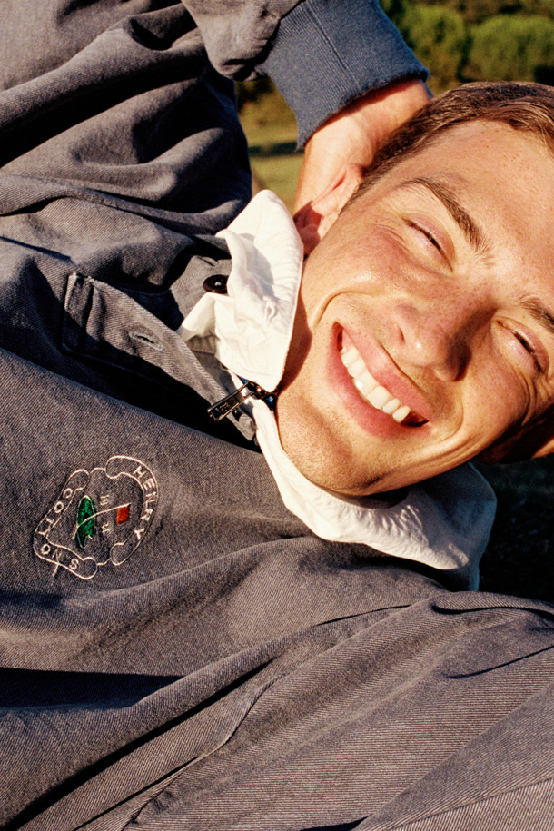 [British Sporting Club] 워싱 피그먼트 칼라 스웨트셔츠는 가을, 겨울철 데일리룩과 가을 나들이룩에 모두 활용하기 좋은 스웻셔츠입니다. 네이비 컬러의 무지 디자인으로, 클래식, 미니멀, 캐주얼 등 다양한 스타일을 소화할 수 있습니다. 두꺼운 두께감의 면 소재로 제작되어 부드러운 촉감을 선사하며, 루즈핏으로 편안한 착용감을 제공합니다. 피그먼트 워싱 가공과 트윌 원단, 버튼 플라켓, B.S.C 자수 로고, 립 마감 디테일이 돋보이는 긴소매 폴로칼라 스웨트셔츠입니다.
