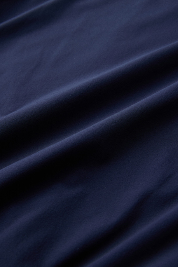 [BSC X 클로브] 윈드스토퍼 풀오버 셔츠 (U)는 가을과 초겨울에 적합한 유니섹스 윈드스토퍼 풀오버 셔츠입니다. 네이비 컬러의 루즈핏으로, 클래식과 스포티한 스타일을 동시에 연출할 수 있습니다. 겉감은 바삭바삭한 나일론 소재이며, 안감은 기모 처리되어 보온성을 높였습니다. 방풍 기능을 갖추어 골프, 일상, 가을 나들이 등 다양한 TPO에 활용 가능하며, 립 배색과 자수 디테일이 특징입니다. [BSC X 클로브] 콜라보레이션으로 제작된 제품입니다.
