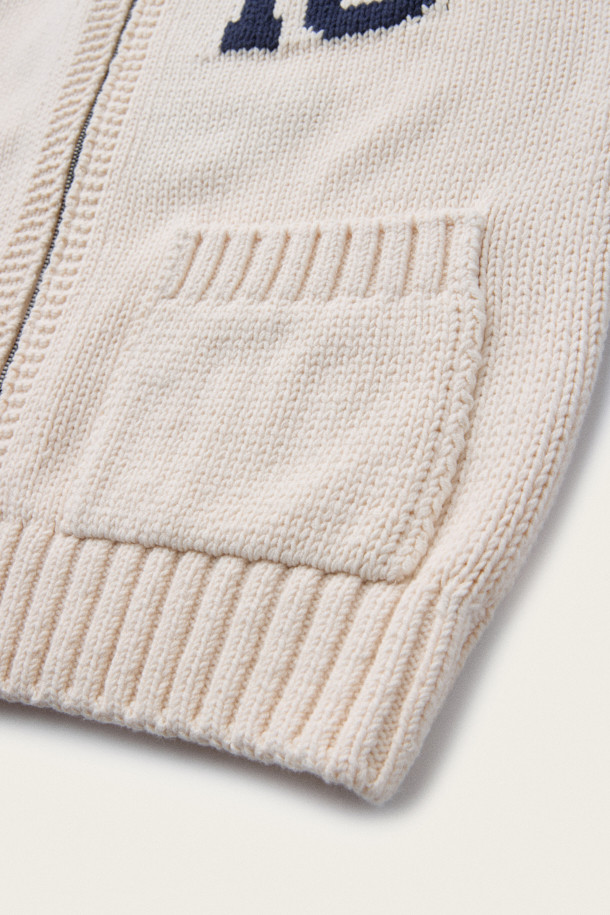 **BSC X 클로브** 카우이찬 가디건 (U)은 네이비와 아이보리 두 가지 색상으로 제공되는 유니섹스 가을용 니트/스웨터입니다. 루즈핏으로 제작되어 편안한 착용감을 선사하며, 두꺼운 두께감과 도톰한 촉감으로 보온성을 높였습니다. 집업 디자인에 전면 2WAY 메탈 지퍼와 리브 포켓, '16' 넘버링, 후면 강아지 그래픽, 투톤 컬러 블록 등의 디테일이 돋보입니다. 자가드 패턴과 긴 소매, 립 마감으로 클래식하고 스포티한 무드를 동시에 연출하며, 가을 나들이룩과 집콕룩에 모두 잘 어울립니다.
