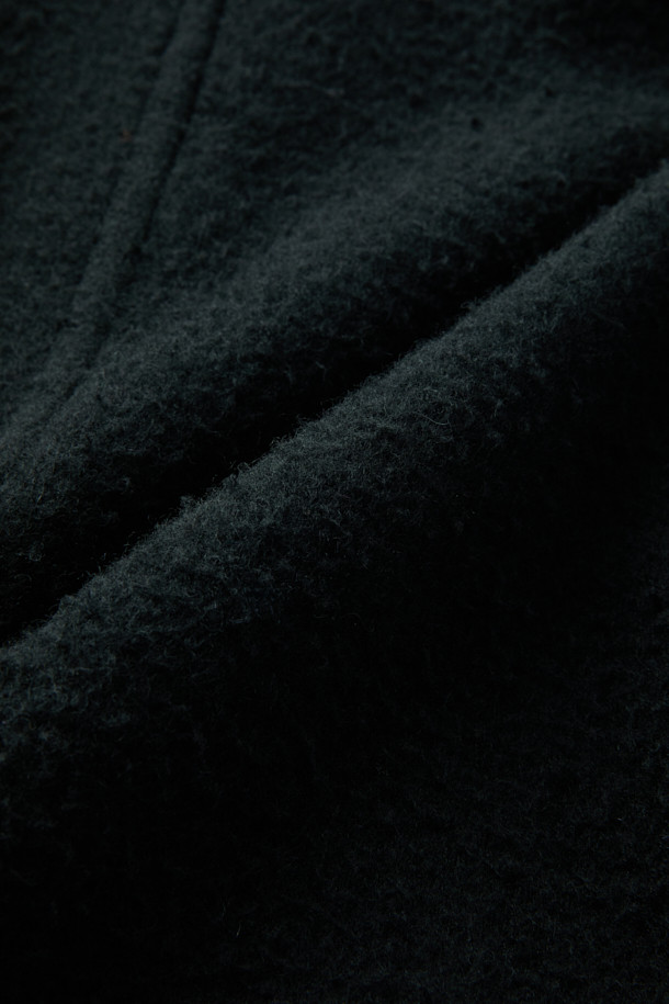 이태리 포르투니 회사 카센티노 원단으로 제작된 울 하프 코트입니다. 겨울철 보온과 방풍 기능을 갖춘 두꺼운 두께감의 릴랙스핏 코트로, 데일리룩과 모임룩에 모두 잘 어울립니다. 베이직한 디자인에 블랙 컬러, 무지 패턴으로 미니멀하고 시크한 스타일을 연출합니다. 드롭숄더와 사선 컷팅 플랩포켓 디테일이 돋보이며, 긴 소매와 버튼 여밈 방식으로 클래식한 매력을 더했습니다.