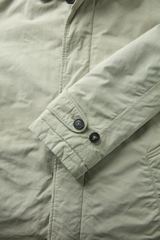 파일럿 프리모는 이탈리아 올메텍스사 코튼 혼방 소재와 포르투니사 골조직 울 혼방 소재를 사용하여 제작된 클래식 스타일의 파일럿 코트입니다. 구스다운 충전재와 분리형 다운 베스트로 뛰어난 보온성을 제공하며, 코듀로이 카라 안감과 넥 마스크가 포함되어 한겨울에도 따뜻하게 착용할 수 있습니다. 레귤러핏으로 제작되어 편안한 착용감을 선사하며, 버튼 여밈 방식과 긴 소매 기장으로 깔끔한 실루엣을 연출합니다. 베이지 색상으로 겨울철 데일리룩, 출근룩, 모임룩 등 다양한 시간과 장소와 상황에 활용 가능하며, 미니멀한 스타일을 즐기는 분들께 추천합니다.