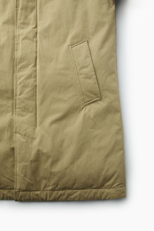 남성용 파일럿 Neo 코트는 클래식과 모던 스타일을 아우르는 겨울철 필수 아우터입니다. 베이지색상의 레귤러핏 디자인으로, 일상, 출근룩, 모임룩 등 다양한 TPO에 활용하기 좋습니다. 고급스러운 부드러운 촉감의 폴리에스테르, 면, 나일론 혼방 소재에 두꺼운 두께감으로 보온성을 높였습니다. 탈부착 패딩 베스트, 하이넥 디자인, 발마칸 카라, 머스코비 충전재, 다이아몬드 피치 가공, 수지 코팅 및 에어로 워싱 처리 등 섬세한 디테일이 돋보입니다. 안감은 패딩으로 제작되어 한겨울 추위에도 따뜻함을 유지해 줍니다.
