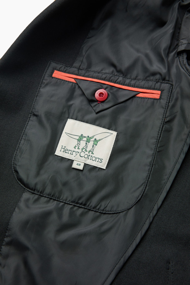 가을 화섬 재킷은 가을 시즌에 적합한 베이직 스타일의 블레이저입니다. 블랙 컬러의 무지 디자인으로, 테일러드 핏과 싱글 버튼 여밈으로 클래식하고 미니멀한 시크 스타일을 연출합니다. 얇은 두께감의 화섬 소재로 제작되어 자연스러운 촉감을 선사하며, 긴 소매와 싱글벤트, 아웃포켓 디테일이 특징입니다. 출근룩, 오피스룩, 비즈니스 캐주얼 등 다양한 TPO에 활용하기 좋습니다.
