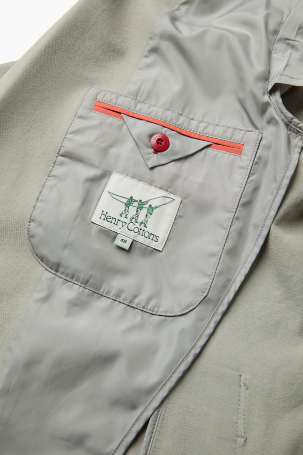 가을 화섬 재킷은 베이직하고 캐주얼한 스타일을 연출하는 데 적합한 아우터입니다. 폴리에스터 소재로 제작되어 가을철 얇게 걸치기 좋으며, 싱글 버튼, 아웃 포켓, 싱글 벤트 디테일이 특징입니다. 테일러드 핏으로 제작되어 출근룩, 비즈니스 캐주얼, 모임룩 등 다양한 TPO에 활용할 수 있습니다. 베이지와 아이보리 두 가지 색상으로 출시되어 미니멀하고 클래식한 스타일을 선호하는 분들께 추천합니다. 긴 소매 기장의 블레이저 스타일로, 가을 시즌 세련된 분위기를 더해줍니다.
