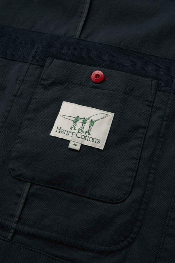 블랙 컬러의 린넨 혼방 스트레치 재킷입니다. 가을 시즌에 어울리는 캐주얼 스타일의 블레이저로, 데이트룩 연출에 적합합니다. 릴랙스 핏으로 편안함을 제공하며, 싱글 버튼 여밈 방식과 아웃 포켓 디테일이 특징입니다. 린넨, 면, 나일론, 스판덱스의 혼방 소재로 제작되어 통기성과 신축성을 갖추었습니다. 싱글 벤트 및 컨버터블 카라 디자인으로 미니멀하고 클래식한 분위기를 더합니다. 긴 소매 기장으로 다양한 스타일을 연출할 수 있습니다.
