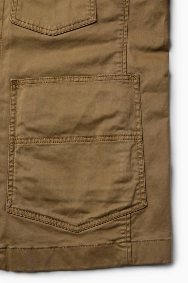 다잉 초어 재킷은 가을 계절에 어울리는 캐주얼 스타일의 남성용 아우터입니다. 부드러운 면 소재로 제작되어 편안한 착용감을 선사하며, 레귤러 핏으로 부담 없이 소화할 수 있습니다. 브라운 컬러의 무지 디자인으로 다양한 룩에 매치하기 용이하며, 3포켓 디테일과 몸판 및 소매 안감으로 실용성을 더했습니다. 가먼트 다잉 가공으로 은은한 멋을 더하고, 스트레치 기능이 있어 활동성을 높였습니다. 가을 나들이룩, 데이트룩에 활용하여 미니멀하고 클래식한 스타일을 연출해보세요.
