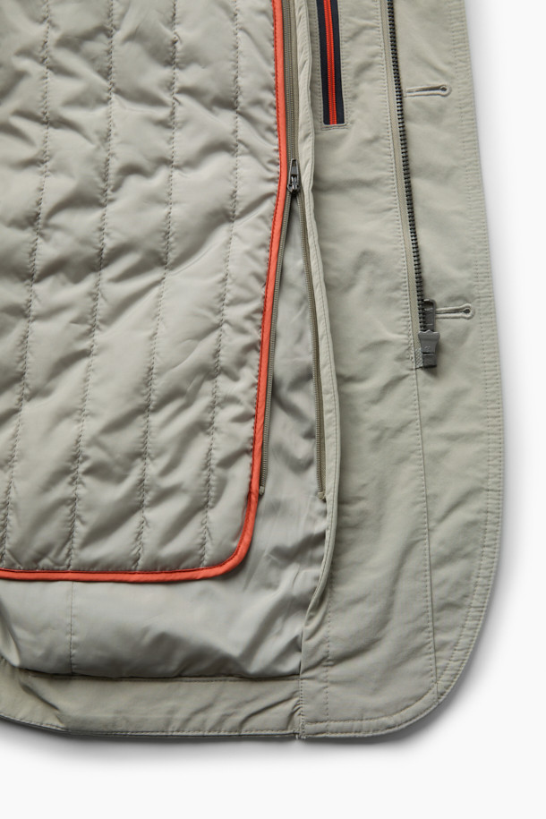 베이직하고 미니멀한 디자인의 패딩 탈착 재킷입니다. 가을과 초겨울에 적합하며, 출근룩과 겨울 데일리룩에 활용하기 좋습니다. 컨버터블 카라 디자인과 레귤러핏으로 제작되었으며, 무지 패턴의 베이지 컬러로 어떤 스타일에도 쉽게 매치할 수 있습니다. 긴 소매, 버튼 여밈 방식에 패딩 탈착이 가능하여 보온성을 조절할 수 있으며, 내외부 포켓이 있어 실용적입니다. 화섬 소재로 제작되었습니다.
